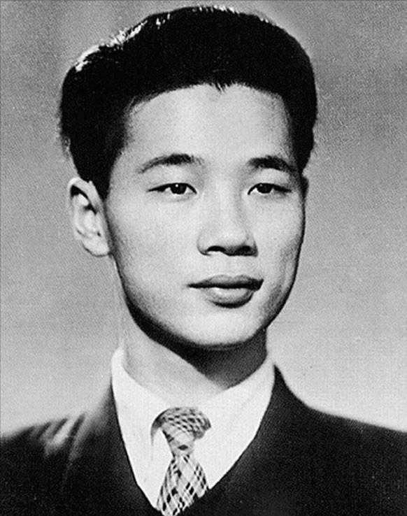 李鹏总理有多帅？1965年和两个儿子的合影，他长相出众，气质不凡