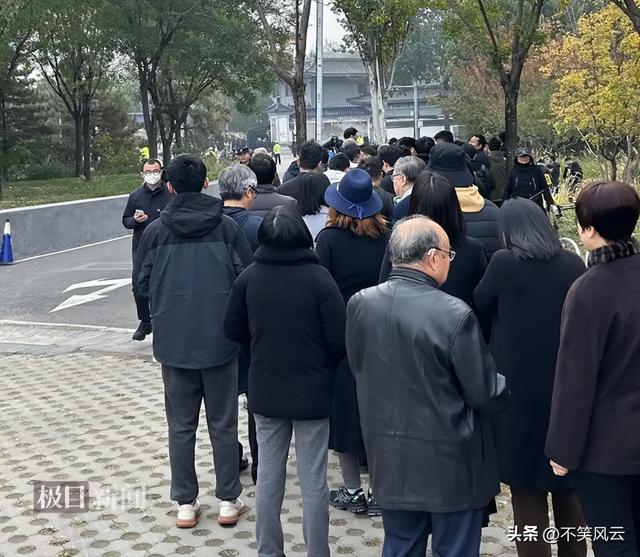 杨振宁告别式当日，翁帆哭红眼只是看点之一，清华宣布一重要决定