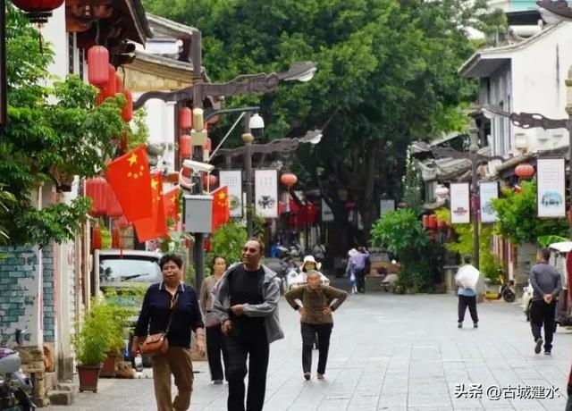 建水洋溢“中国红” 喜庆氛围迎国庆