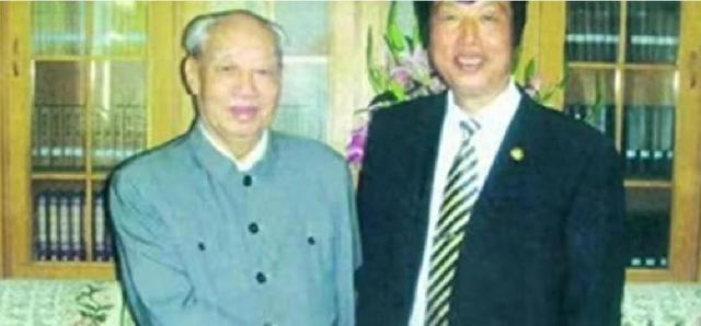 贴身保护毛主席30年，汪东兴晚年后悔道：当年瞎了眼让主席用此人