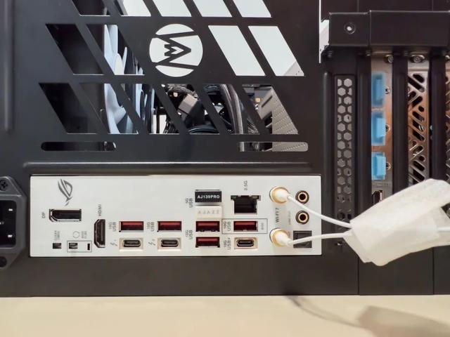 实用小机箱，便携还能装！机械大师C34Pro+Z890吹雪+9070XT装机