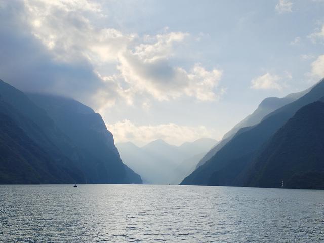 鄂渝行第四天（上）：小红船换小白船，从巫山到巴东