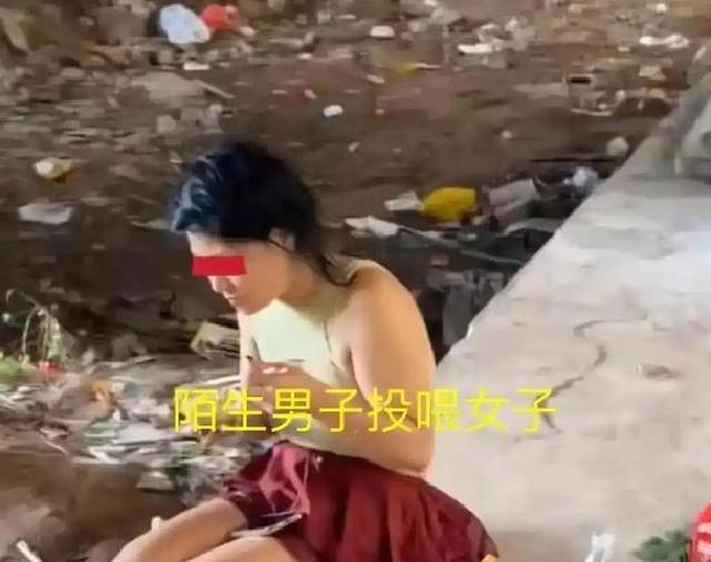 安徽一流浪女长期睡桥洞，常有陌生人投喂，知情人：不值得同情