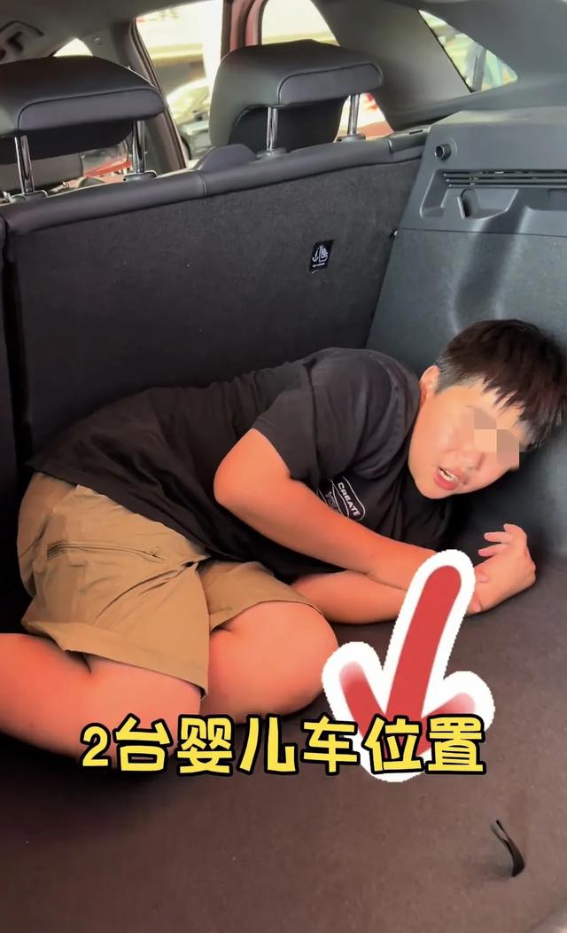 9岁男孩跟亲爸后妈出远门，被安排坐进后备箱，亲妈知道气的发抖
