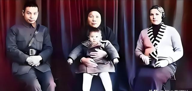 1985年	，蒋经国宴请张学良，留下的一张合影，3年后去世！