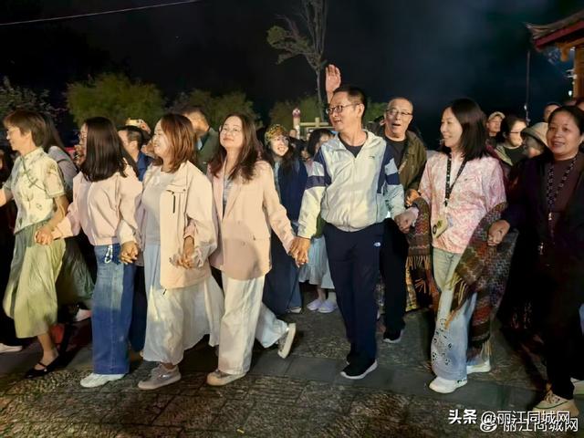 泸沽湖的“夜名片”！甲搓舞才是打开的正确方式