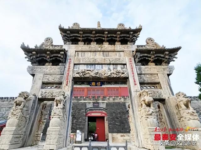 登山祈福热 服务保障全 元旦假期第二天，泰安接待游客12.87万人次