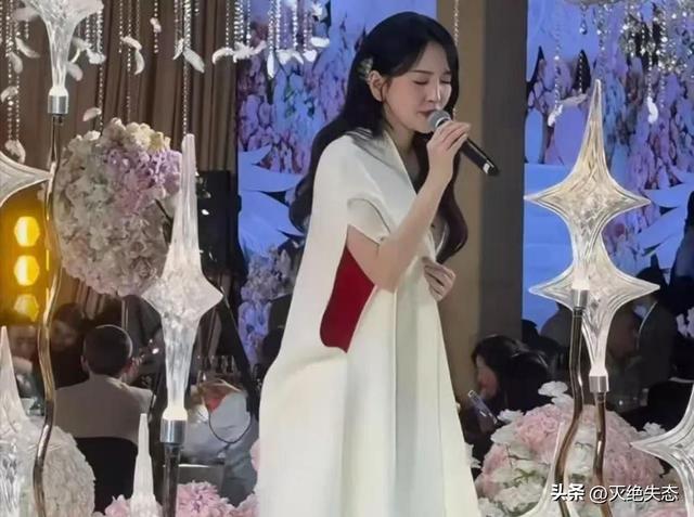 落毛凤凰不如鸡？42岁著名歌手江苏走穴，宾客只顾吃席没人搭理