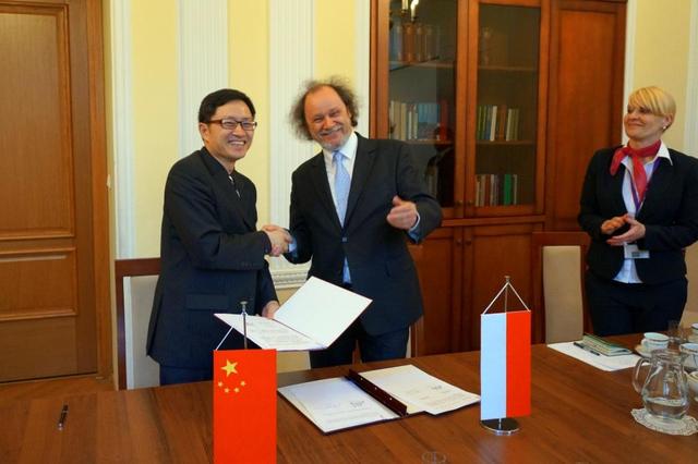 中波双方谈完，波兰当着全球公布重大喜讯，欧盟质疑为何如此好运