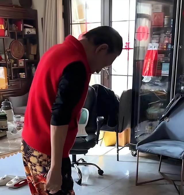 79岁侯耀华晚年凄凉！独居北京无保姆照料，家里脏乱差环境寒酸