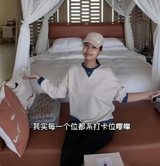 38岁岑洁仪敦煌旅游，住1.2万每晚的沙漠酒店，宣称有钱没地方用