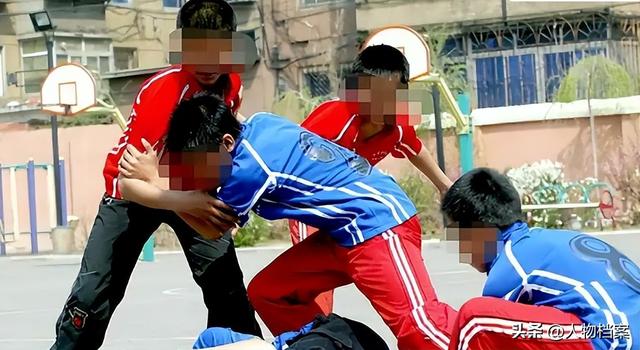 100多位情妇，包养费上亿元，9女同床却落得个凄凉下场、人财两空