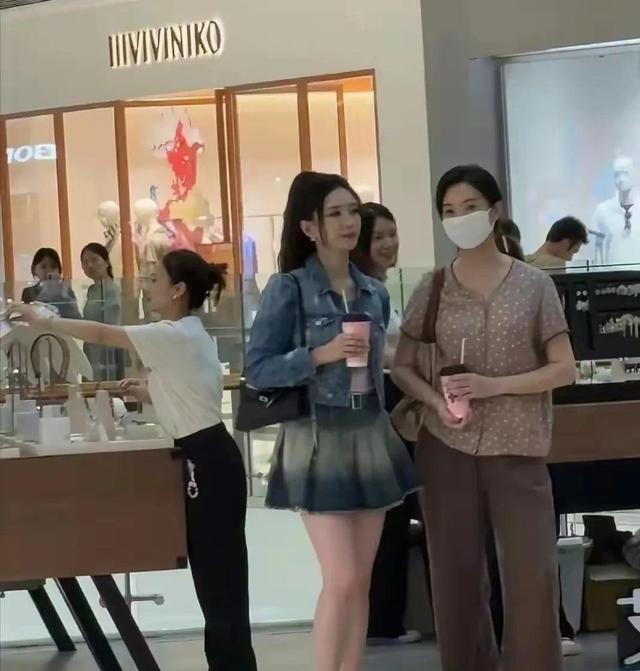 江疏影在成都万象城购物，腿又白又细身材好，比普通人好看多了
