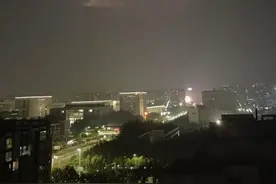 北京夜空突现“静音闪电”，有乘客飞机上拍下奇特景象，专业人士称是“云闪现象”图片