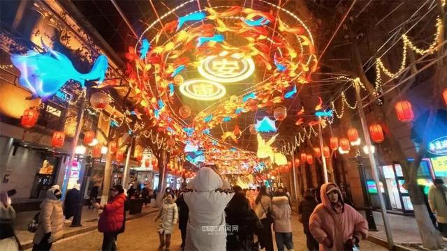 中央大街“冰雪迎宾 瑞马迎新”主题创意灯饰 今起陆续呈现