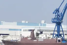 076之后又回头造2艘075？054A没上漆就下水，或为后续建造腾船坞图片