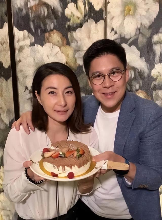 霍震霆没想到，44岁儿媳郭晶晶再次官宣喜讯，让整个阔太圈沉默了