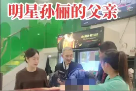 孙俪爸爸近照曝光，满头白发瘦骨嶙峋，知情人称女儿为他买房养老图片