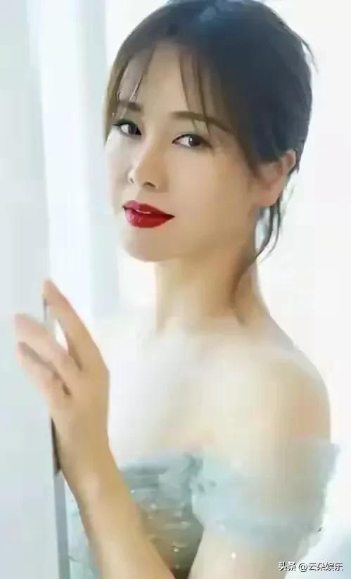 明明胸那么大，还这样背包，真是不怕惹眼！