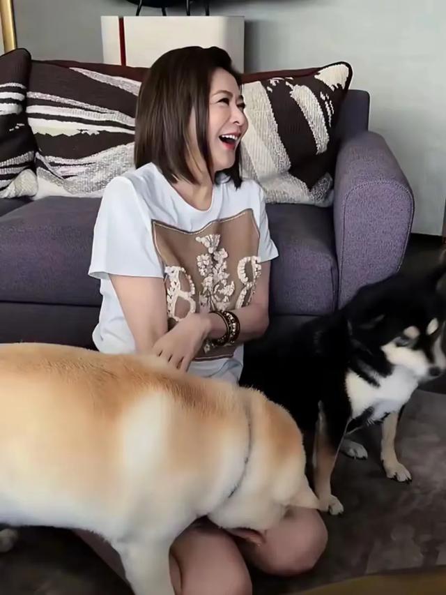62岁关之琳与小男友甜蜜依偎！无子女活成豪门，香江美人至今惊艳