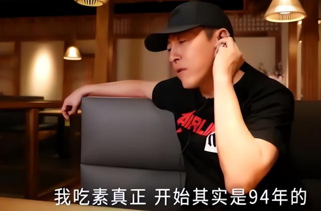 夫妻俩为了不变老，坚持31年不吃肉不生子，如今59岁近照不敢认