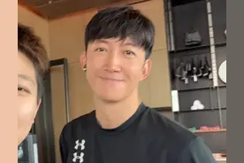 47岁王阳在酒店健身，身材又高又瘦，胸肌饱满，看起来好有男人味图片