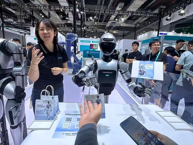 特斯拉机器人比姥姥捡菜叶还慢，摔跤闹笑话是小事，算力坑怎么补