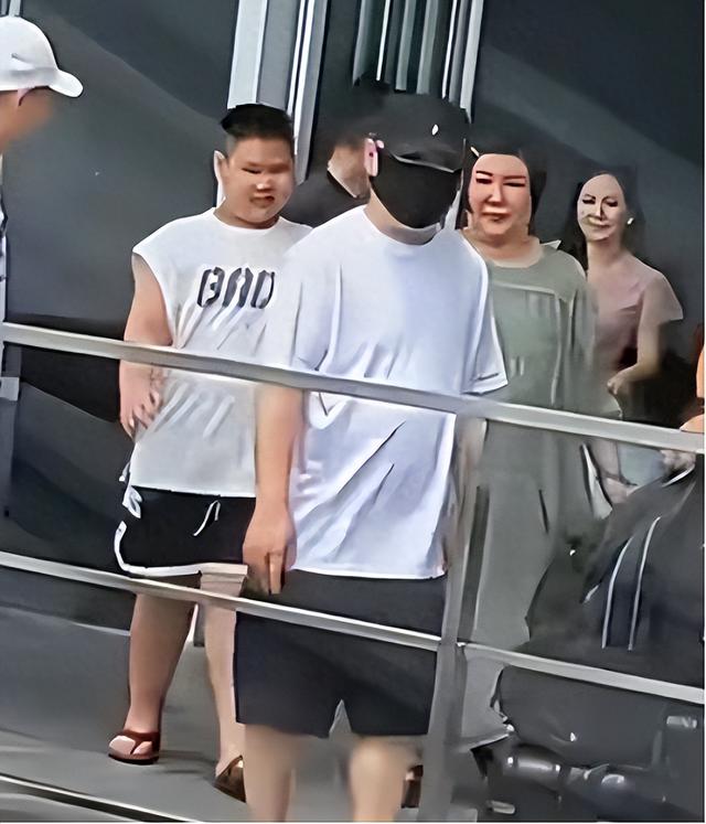 郭德纲一家现身上海，王惠穿绿裙胖到没脖子、10岁郭汾阳眼斜嘴歪