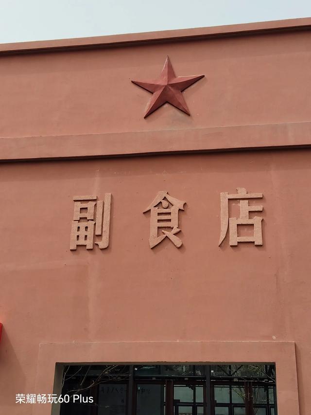 武汉青山正街前来打卡的市民络绎不绝