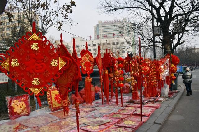 新来女秘书业务不熟，我手把手教她，她身上的香水味让我有点分心