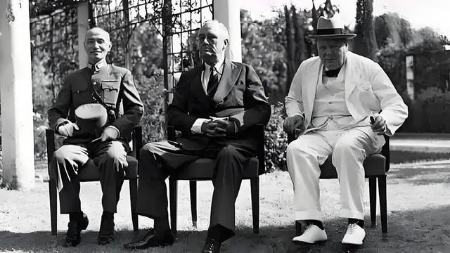 得知美国向日本扔了原子弹，毛主席非但不高兴	，反而气得拍桌子！