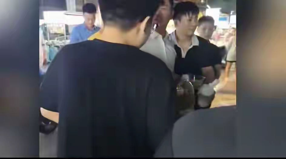 刘强东凌晨现身老家夜市 塑料碗喝酒(接地气到让人忘了他是身价百亿的老板) 刘强东凌晨现身老家夜市 塑料碗喝酒(接地气到让人忘了他是身价百亿的老板)
