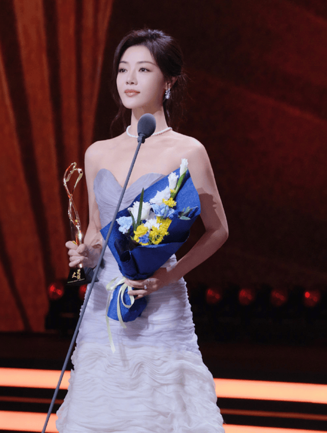 雪落如诗，42岁邓家佳离婚6年活成这般模样 院内搭鸟窝种花太惬意