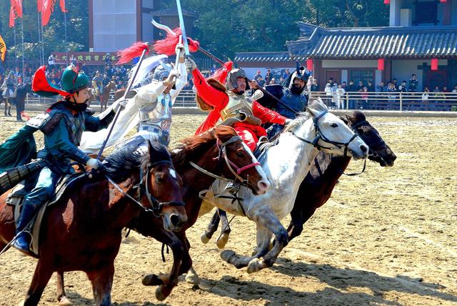 战马嘶风处：三英战吕布的三十年武魂