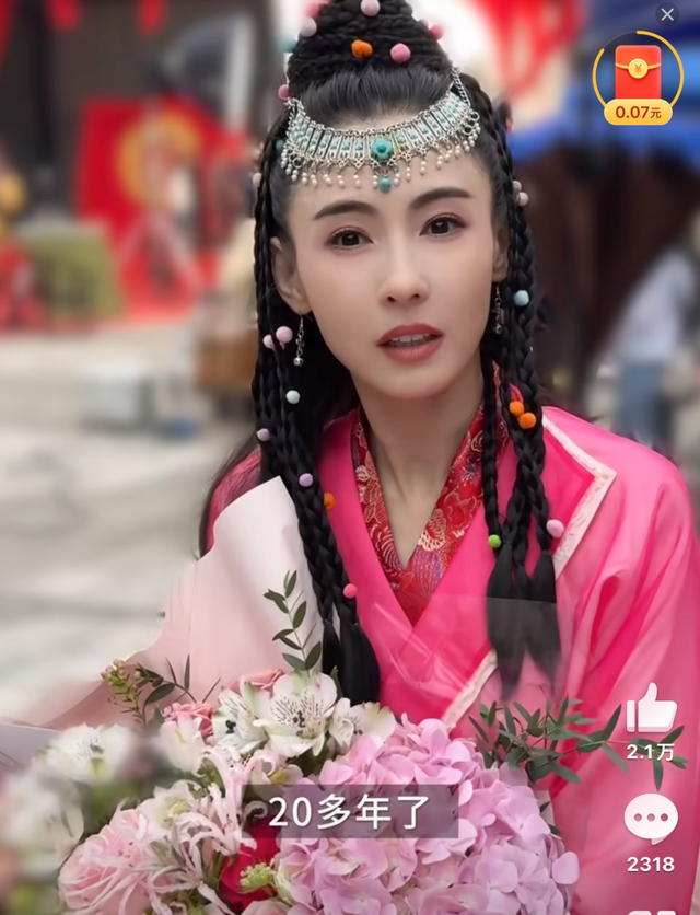 张柏芝晒黎姿探班视频