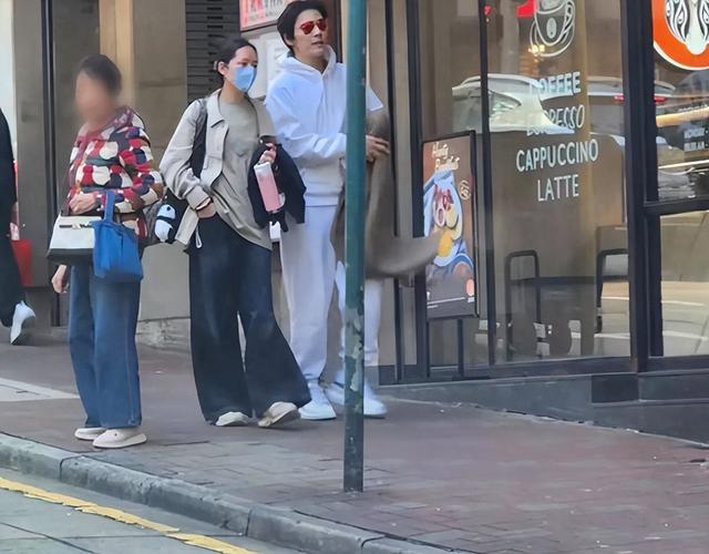 香港街头偶遇郭碧婷向佐，两人恩爱同框，向佐正常穿衣变清爽帅气