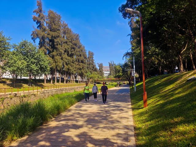 从学苑大道入大沙河绿过大学城后进深圳弯公园流花山景点【高清】