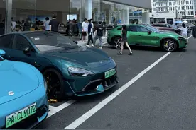 小米YU7上市掀订购潮：销售一天带30组试驾，黄牛加价2万转让现车图片