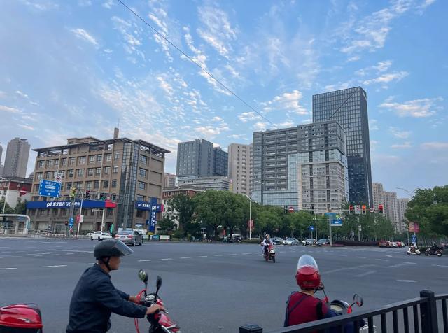 我是上海人，去了奉贤和金山，直言不讳：奉贤跟金山天差地别