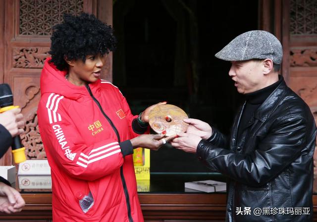 黑珍珠玛利亚到访运城 朝圣关帝庙传中非情谊