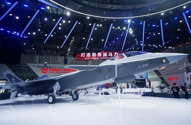 歼16不用冒险投弹！中国隐身“玄龙	”战机	，首次与歼20编队亮相