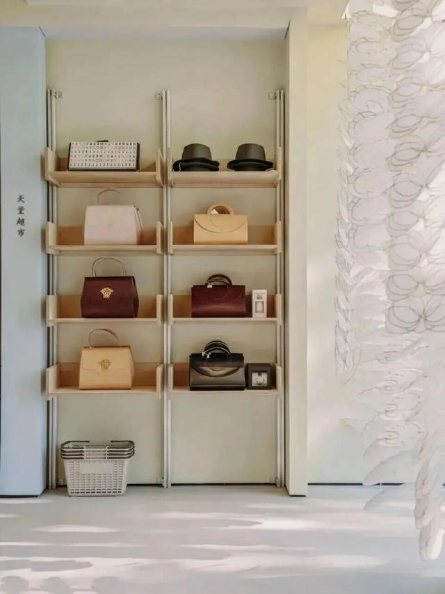 在三里屯逛殡葬店，买到了人生墓碑