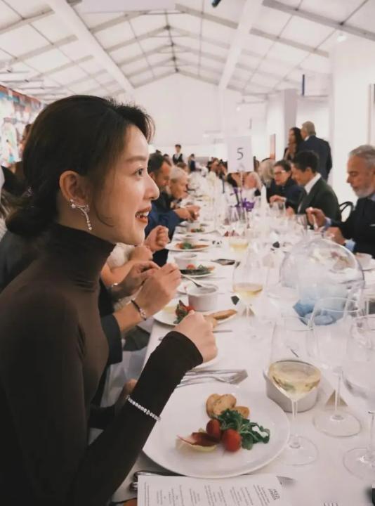 十年婚姻成笑话？32岁章泽天再次官宣喜讯，刘强东成为“过去式”