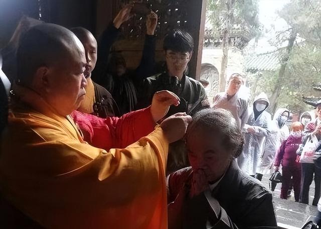 拔萝卜带泥！释永信倒台后	，最惨的不是女明星，而是捐了46亿的他