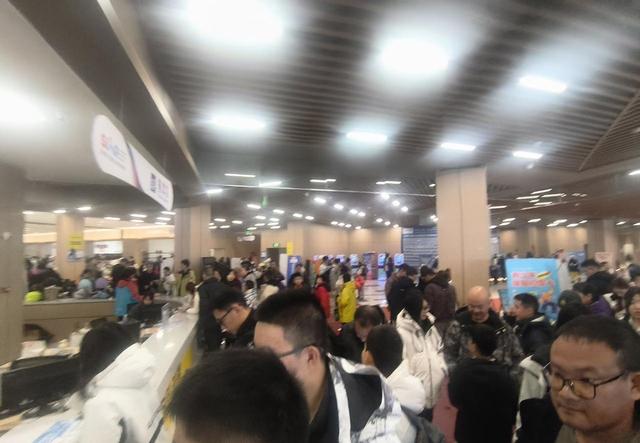 丝绸之路滑雪场人山人海，排队三小时买票，归还装备又等两小时