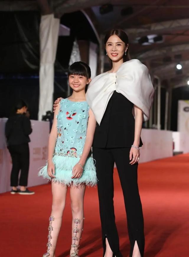 还记得《俗女养成记》里的小嘉玲吗？已经16岁啦？