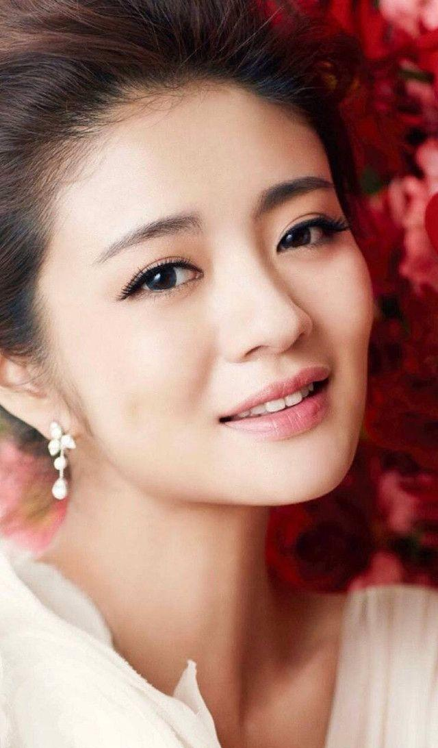 44岁安以轩带儿女聚餐，老公被抓3年后，她满脸皱纹老到认不出