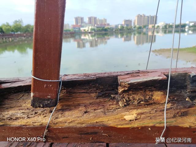 全国文明城市柘城县国家湿地公园榕湖斥巨资升级的人行栈道现状