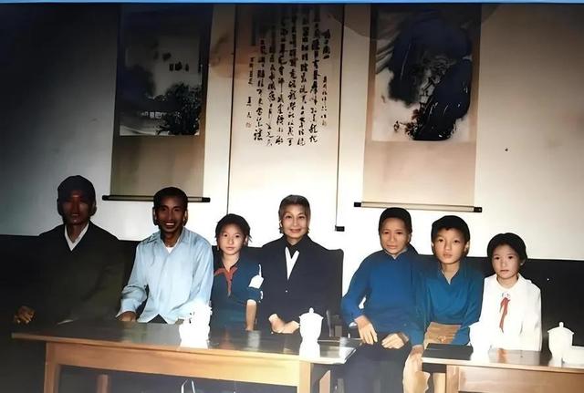 1985年，曾志回到井冈山，看望流落在民间的儿子，留下几张全家福