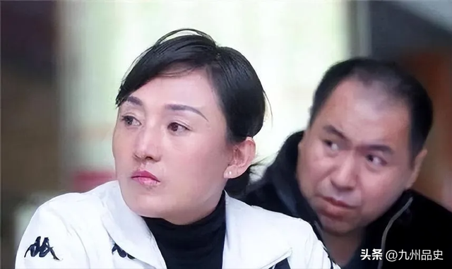 她是9枚金牌的冠军，被教练下药终身不育，退役后当搓澡工嫁和尚
